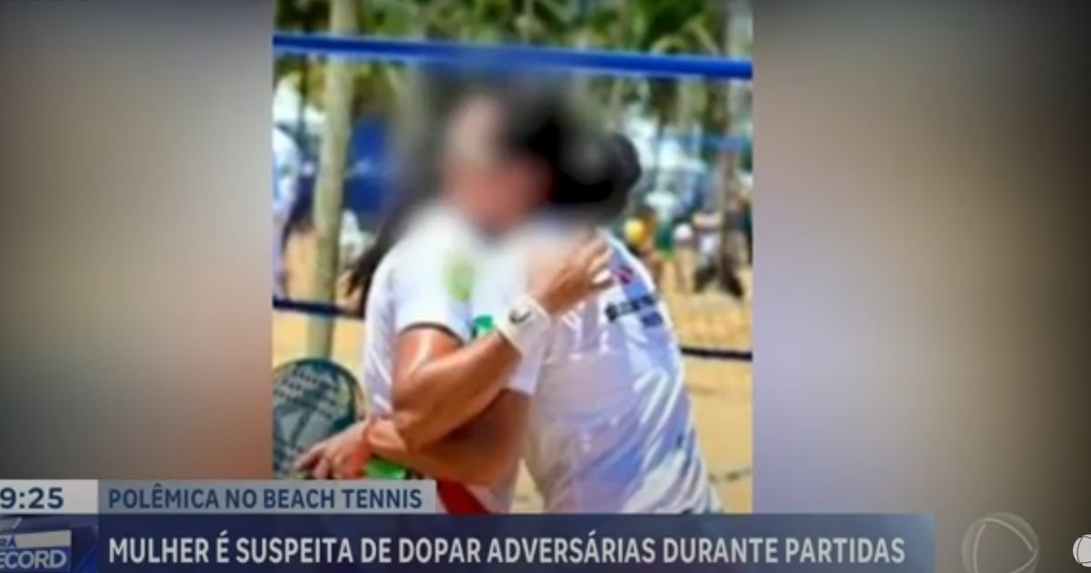 Jogadoras de beach tennis em competição, com foco na integridade do esporte e prevenção de doping.