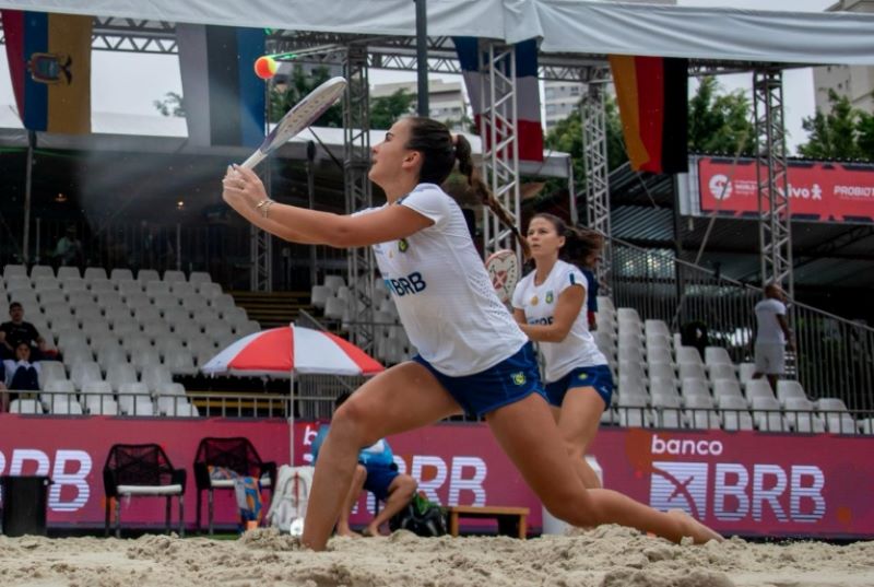 Jogadores brasileiros comemorando vitória na Copa do Mundo de Beach Tennis em São Paulo.