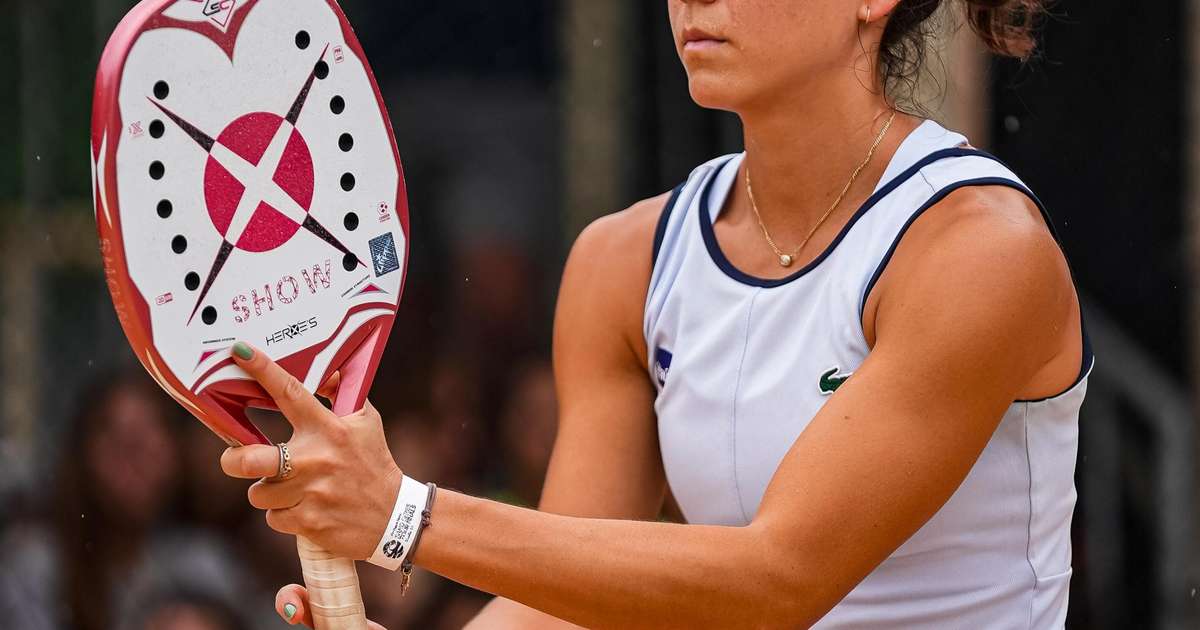 Atletas competindo no Champs Open de beach tennis na Arena Ibirapuera, em São Paulo.