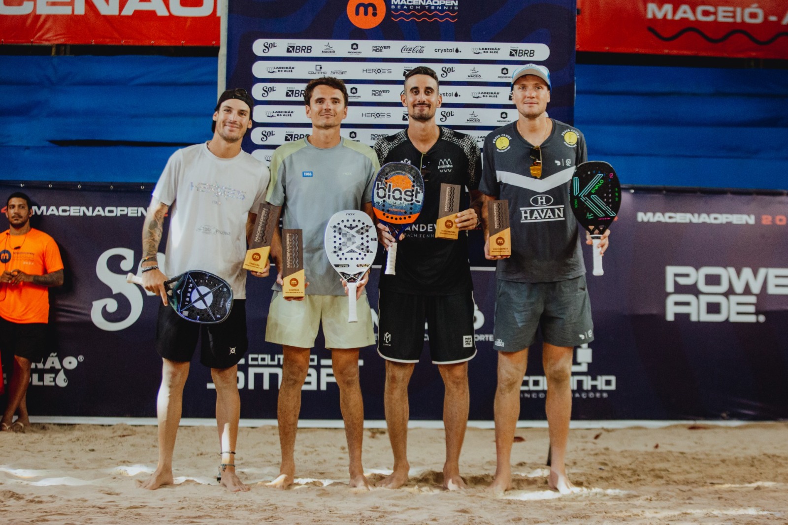 André Baran e Michele Cappelletti durante a final do Macena Open de beach tennis em Maceió.