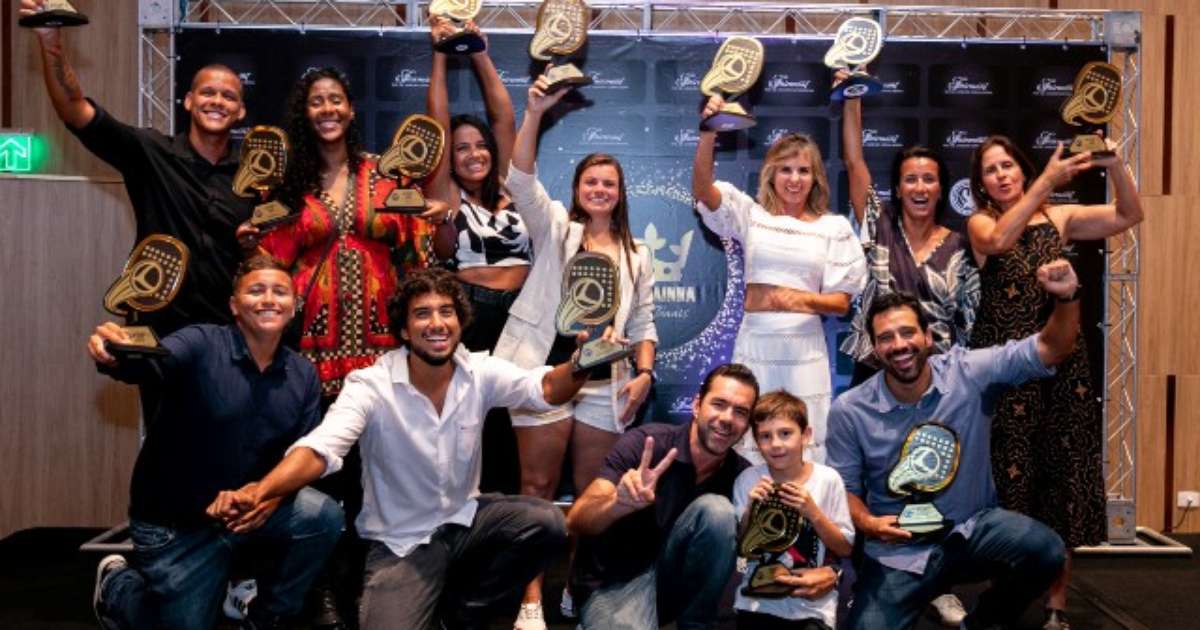 Festa de encerramento do Circuito Fairmont de Beach Tennis com atletas premiados e autoridades presentes.