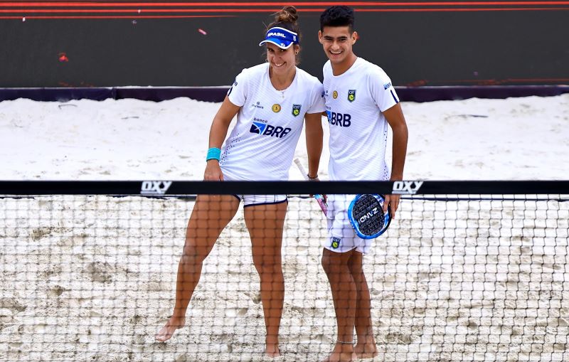 Atletas brasileiros de beach tennis em ação durante a Copa do Mundo, destacando-se nas competições.