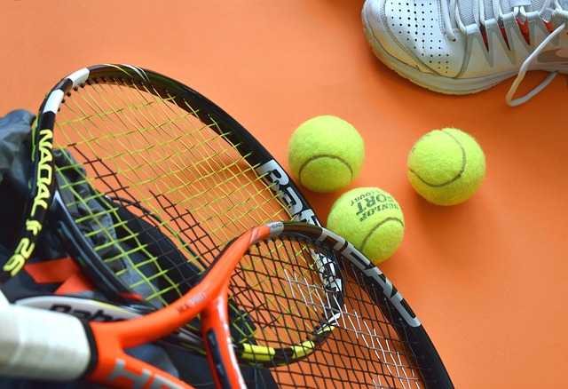 Quadras de beach tennis em Alphaville, com jogadores se divertindo sob o sol.