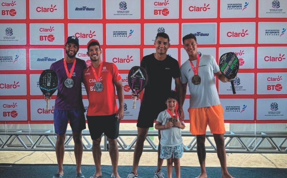 Atletas capixabas competindo no Mundial de Beach Tennis na Praia de Camburi, Vitória.