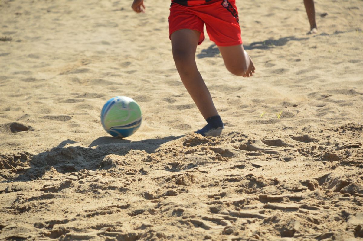 Atletas competindo no Campeonato Praiano de Rio Pardo, com diversas modalidades esportivas na praia.