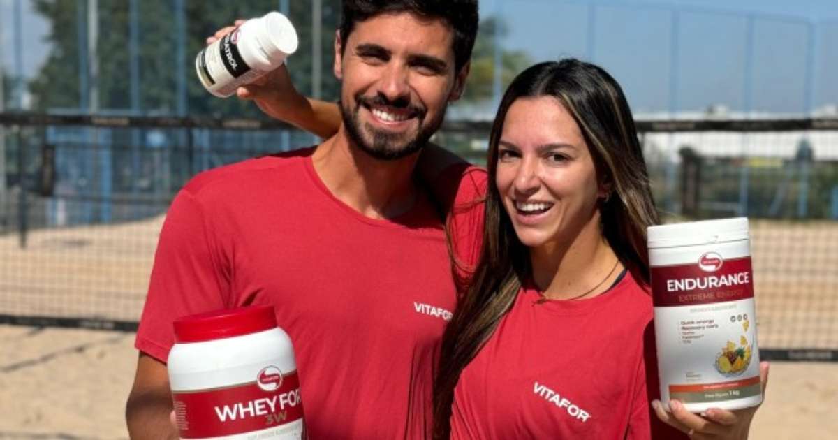 Atletas de beach tennis patrocinados pela Vitafor em ação durante um torneio.