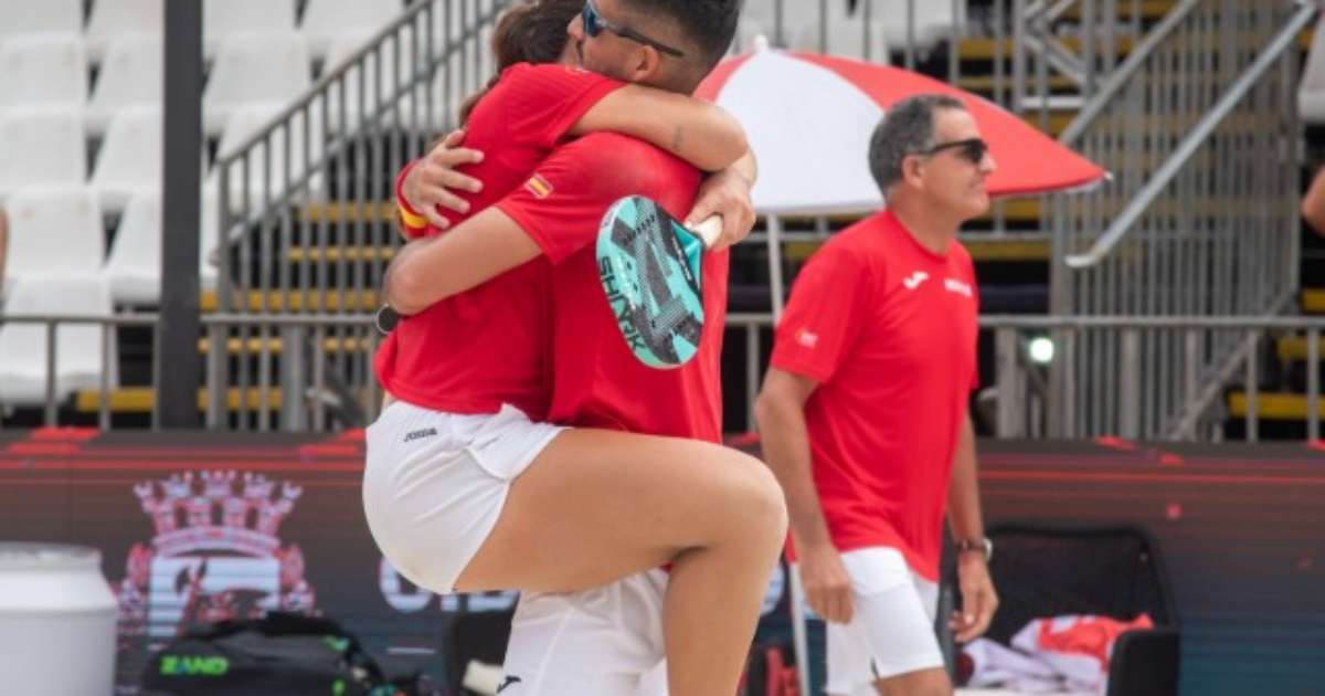 Dupla mista espanhola Antomi Ramos e Ariadna Graell comemorando a vitória na Copa do Mundo de Beach Tennis.