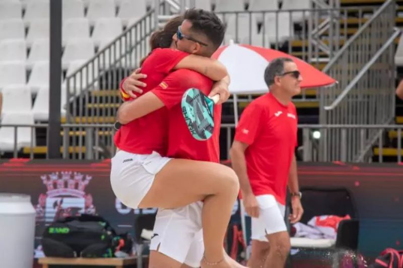 Jogadores brasileiros de beach tennis comemorando a vitória sobre Portugal na Arena Eztec.