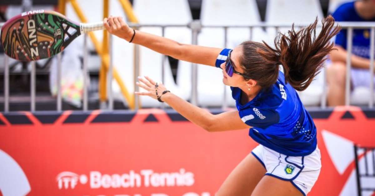 Jogadores da equipe brasileira de beach tennis comemorando a vitória na Copa do Mundo juvenil.