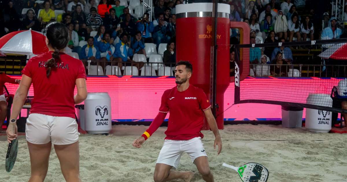 Jogadores da semifinal da Copa do Mundo de Beach Tennis, Espanha contra Brasil, em ação na quadra de areia.