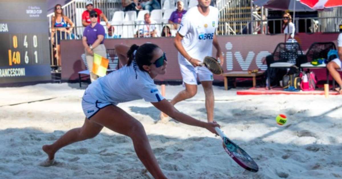 Equipe brasileira de beach tennis celebrando após a final do campeonato mundial juvenil em São Paulo.