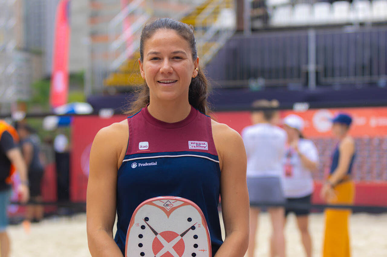 Sophia Chow jogadora de beach tennis patrocinada pela Prudential durante competição.