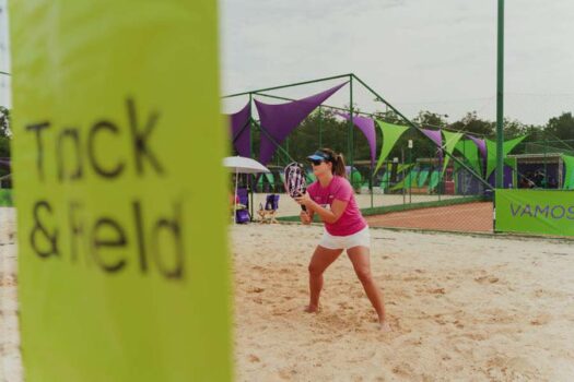 Atletas competindo no Track&Field Open Beach Tennis 2024 em Mogi das Cruzes.