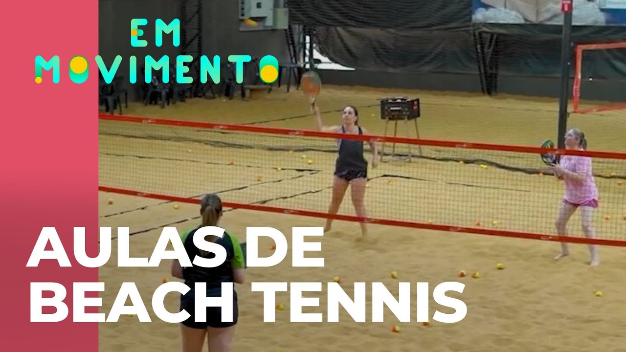 Aula de beach tennis na Arena Match Point com alunos praticando em quadra de areia.