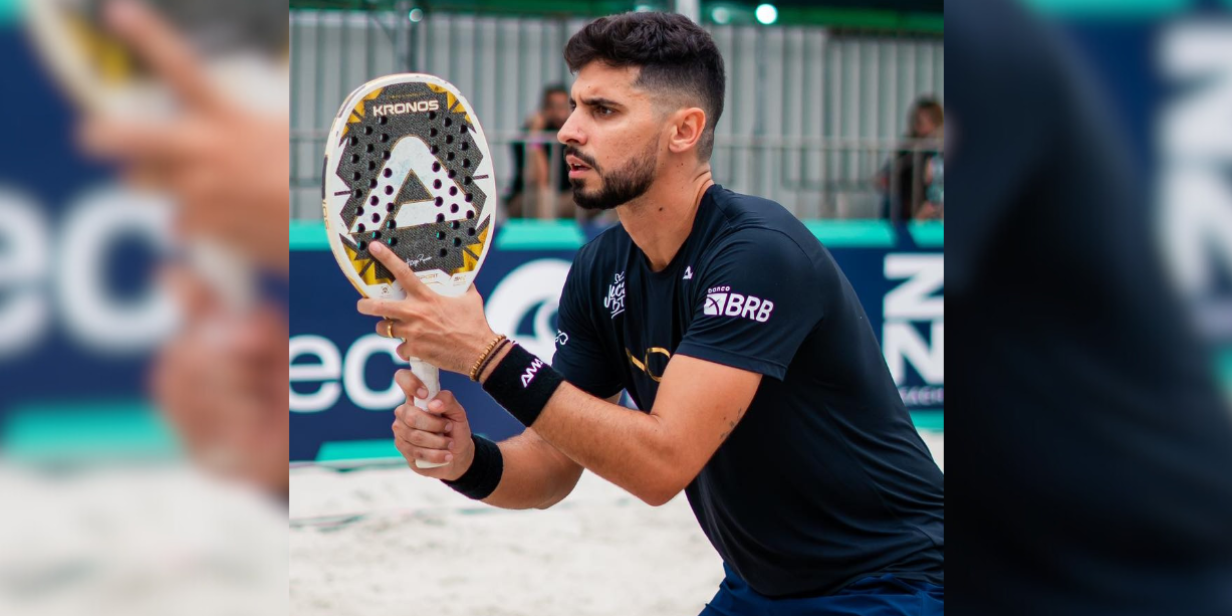 Atletas de beach tennis patrocinados pela Vitafor em ação na praia.