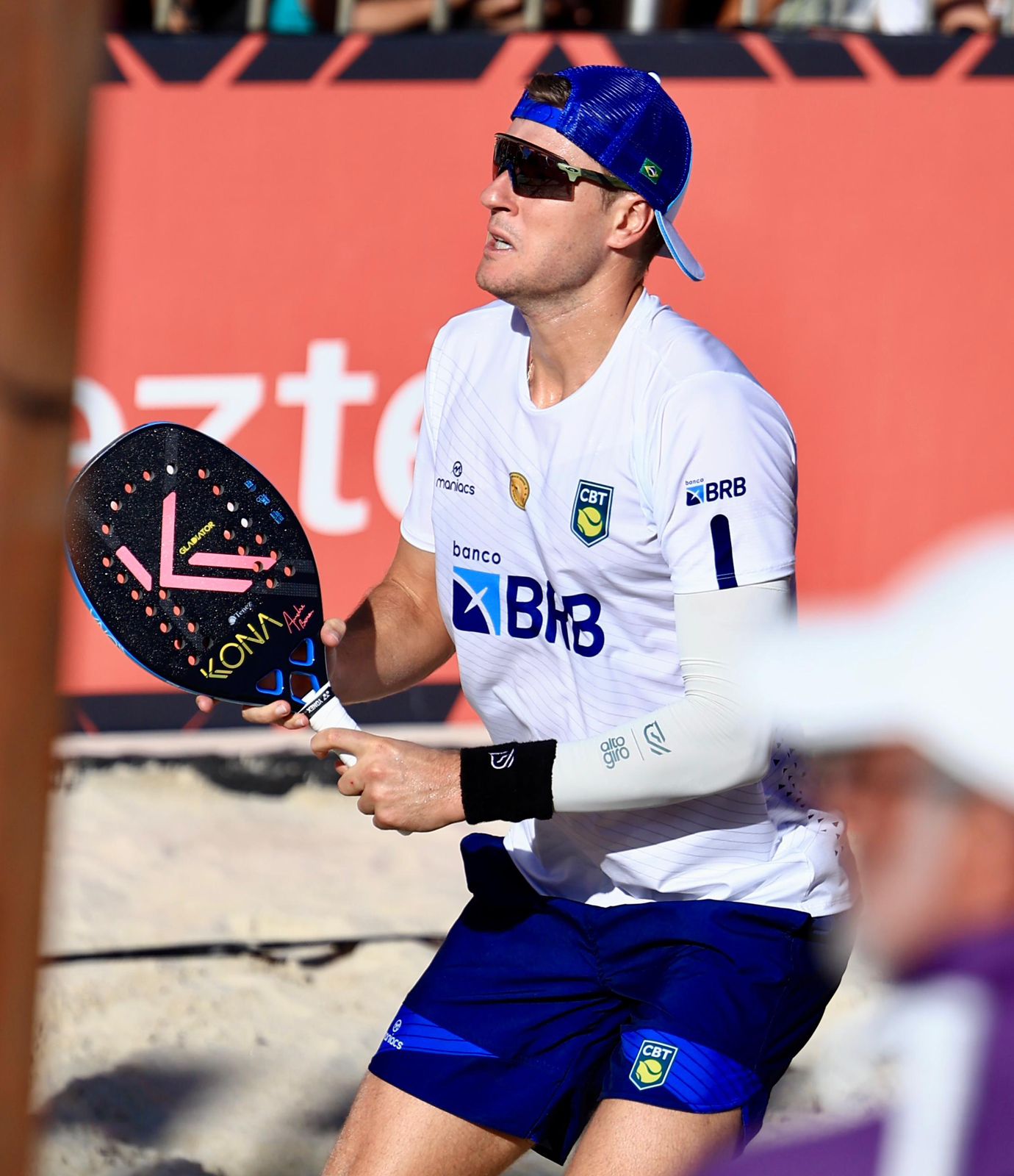 André Baran levantando a medalha de bronze após a Copa do Mundo de Beach Tennis em São Paulo.