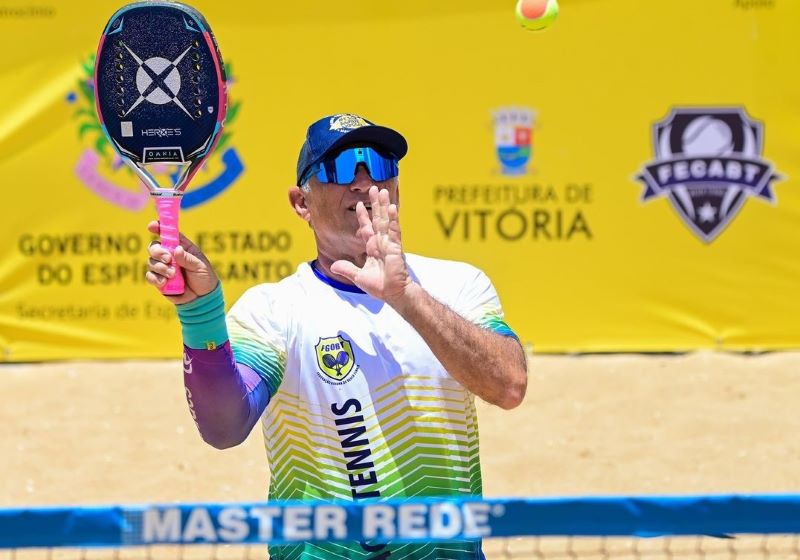 Atletas de beach tennis em ação durante um torneio, representando a nova parceria entre CBBT e CBC.