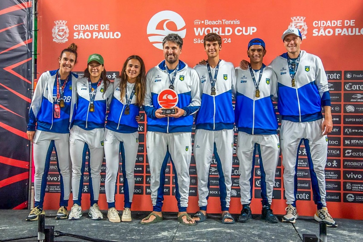 André Baran comemorando a conquista da medalha de bronze na Copa do Mundo de Beach Tennis.