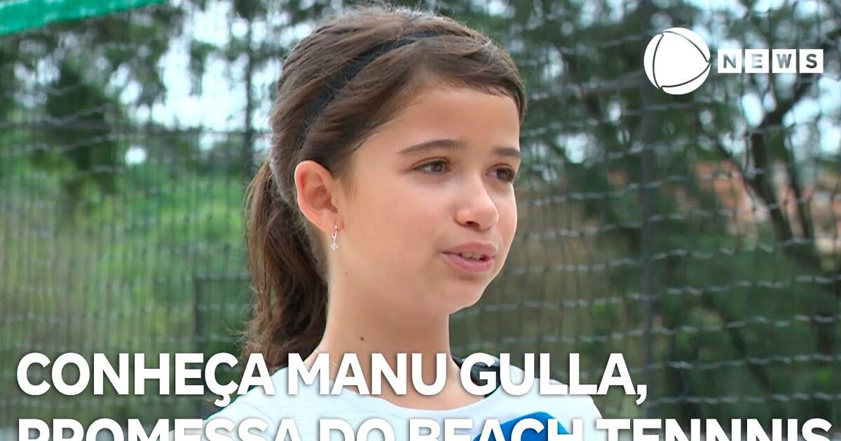 Manu Gulla, jovem atleta de beach tennis, em ação durante uma competição.