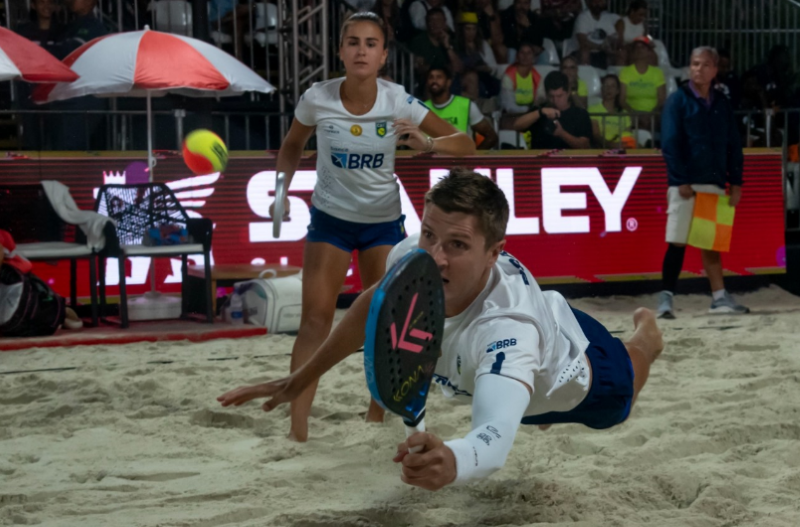 Jogadores de beach tennis em ação durante a semifinal da Copa do Mundo entre Brasil e Espanha.