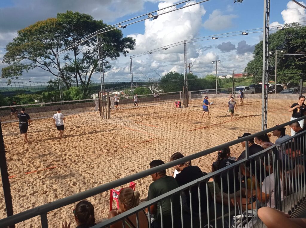 Atletas competindo no torneio de beach tennis na Arena 7, destacando a diversidade e a competitividade do evento.