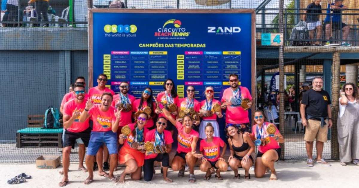 Atletas competindo no Circuito Beach Tennis em uma quadra de areia na Riviera de São Lourenço.