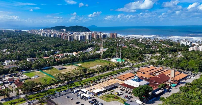 Atletas competindo no Circuito Beach Tennis na Riviera de São Lourenço, São Paulo.