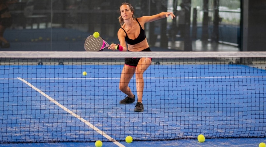 Atletas de padel e beach tennis em ação, representando o crescimento dos esportes de raquete no Brasil.