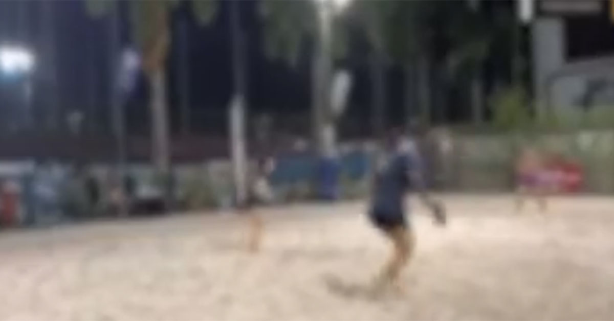 Jogadora de beach tennis em competição, refletindo sobre ética e integridade no esporte.