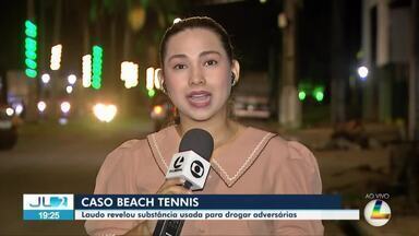 Atletas de beach tennis em competição, destacando a importância da integridade e segurança no esporte.