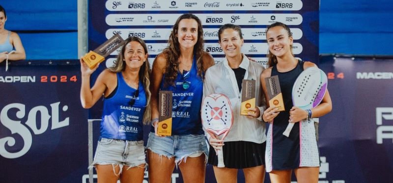 Atletas competindo no Macena Open 2023 na praia de Pajuçara, Maceió.