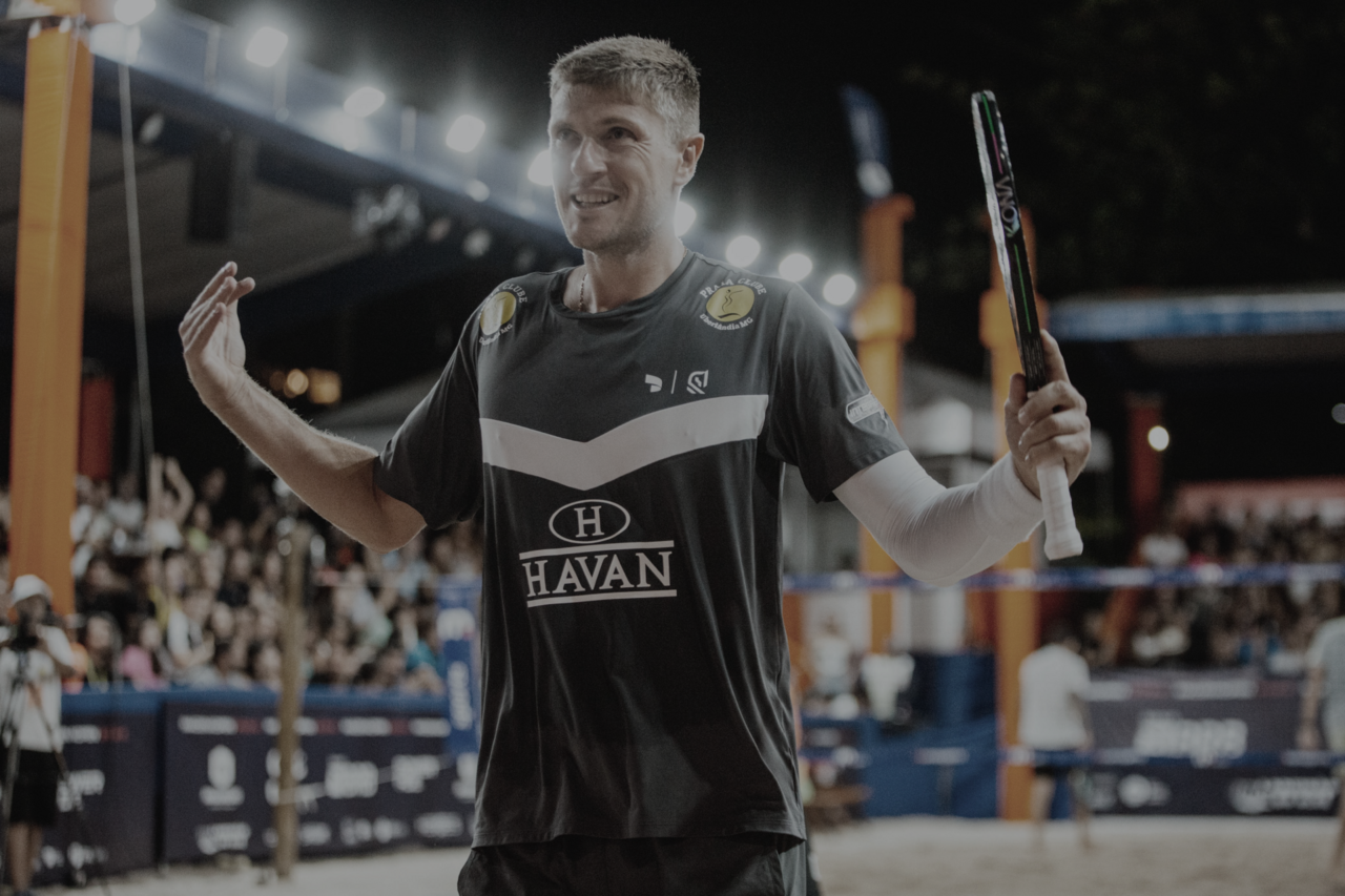 André Baran jogando beach tennis durante o Macena Open, com foco e determinação.