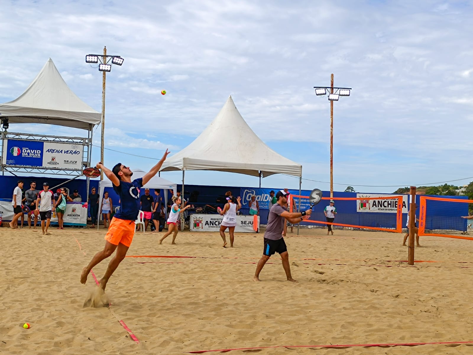 Atletas competindo no torneio de Beach Tennis na praia da Areia Preta em Iriri.