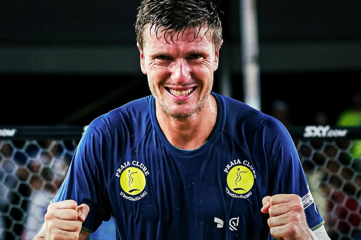André Baran jogando beach tennis, destacando-se no ranking mundial e suas conquistas.
