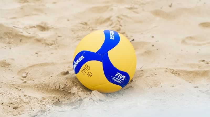 Atletas competindo no torneio de vôlei de praia na Praia da Enseada durante a Copa Agita Bertioga de Verão.