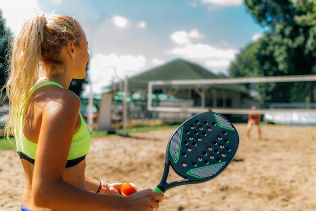 Jogadores de beach tennis em ação, destacando a importância da prevenção de lesões durante a prática do esporte.