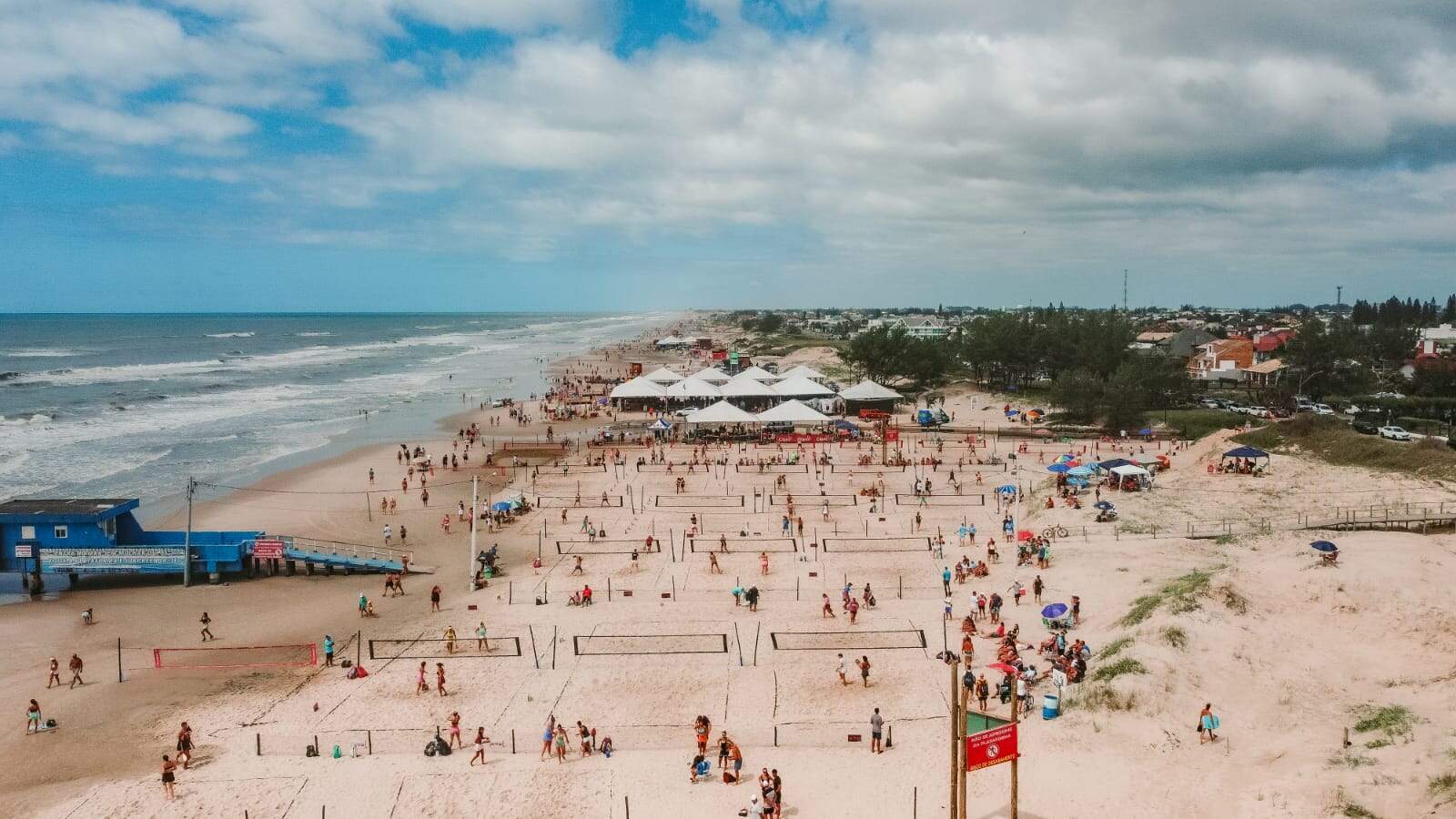 Atletas competindo no Brasil Beach Games 2025 em Xangri-lá, com diversas modalidades de esportes de praia.