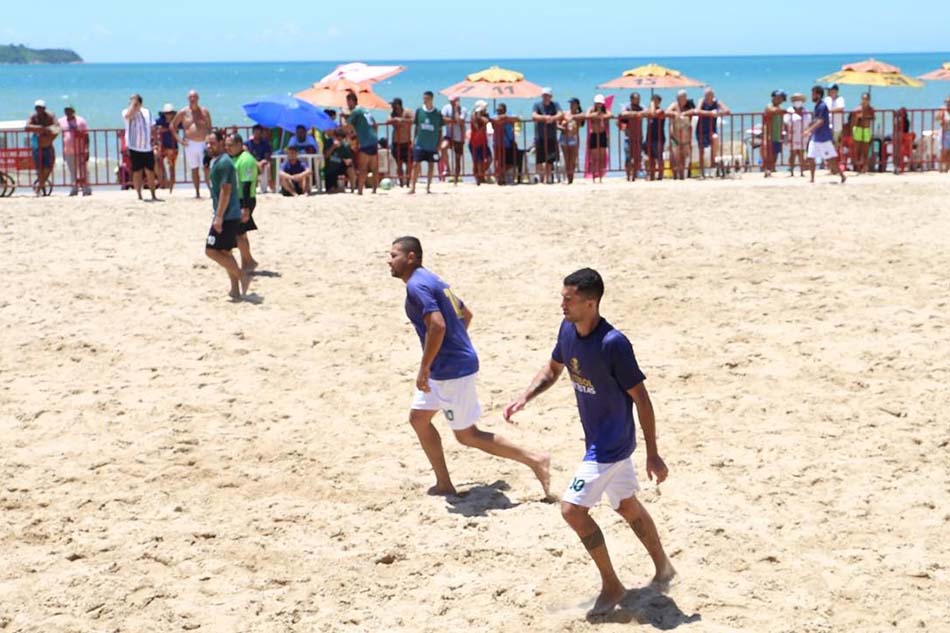 Praia de Marataízes com competições de beach tennis e vôlei de praia durante o verão.