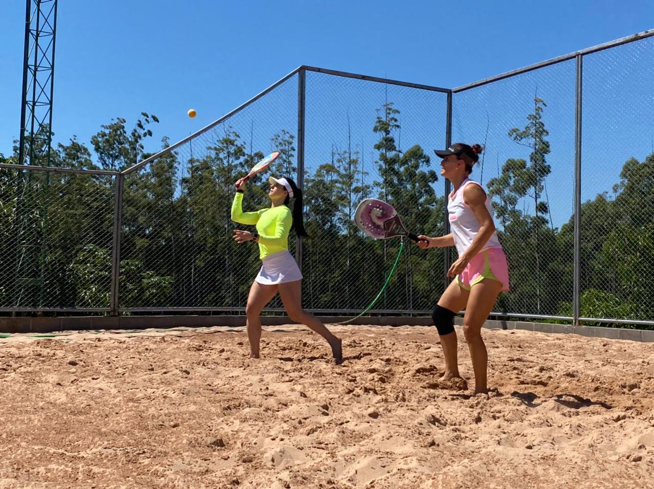 Jogadores de beach tennis competindo em um torneio solidário no Clube de Campo de Goioerê.