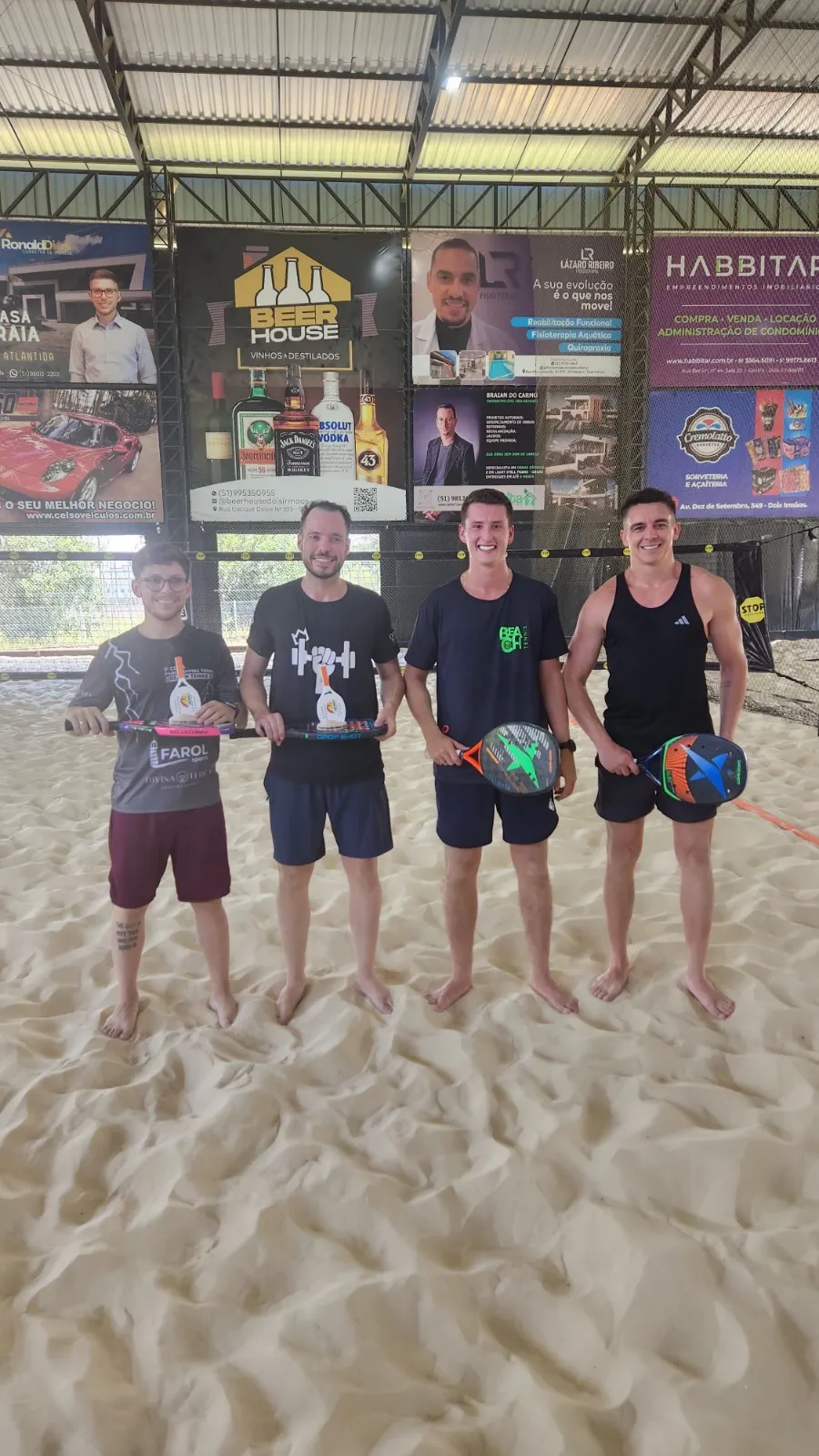 Gustavo Capeletti e Ronald Dias comemorando a vitória na Liga Beach Tennis Iniciantes em Dois Irmãos.