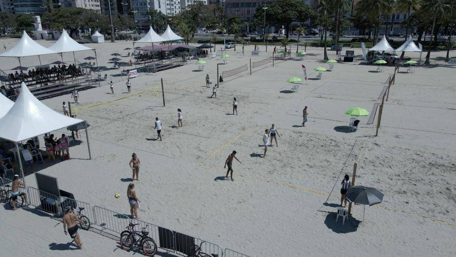 Arena Verão Esportes de Praia em Santos com competições de vôlei, beach tennis e natação.