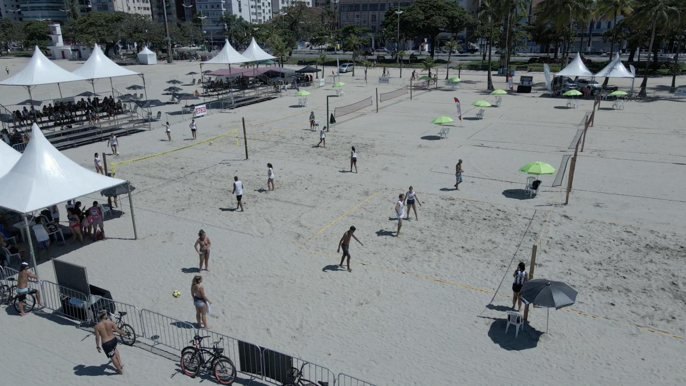 Arena Verão Esportes de Praia Santos 2025 com competições de futevôlei, vôlei de praia e beach tennis.