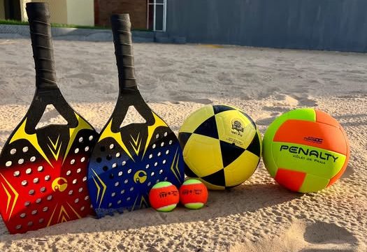 Quadra de futevôlei em Teresina com jogadores em ação na areia.