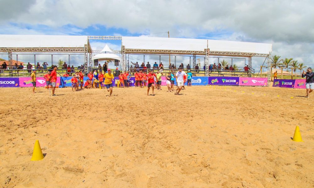 Competição de beach tennis na Arena de Verão 2025 em Pontal do Ipiranga, com atletas em ação na quadra de areia.