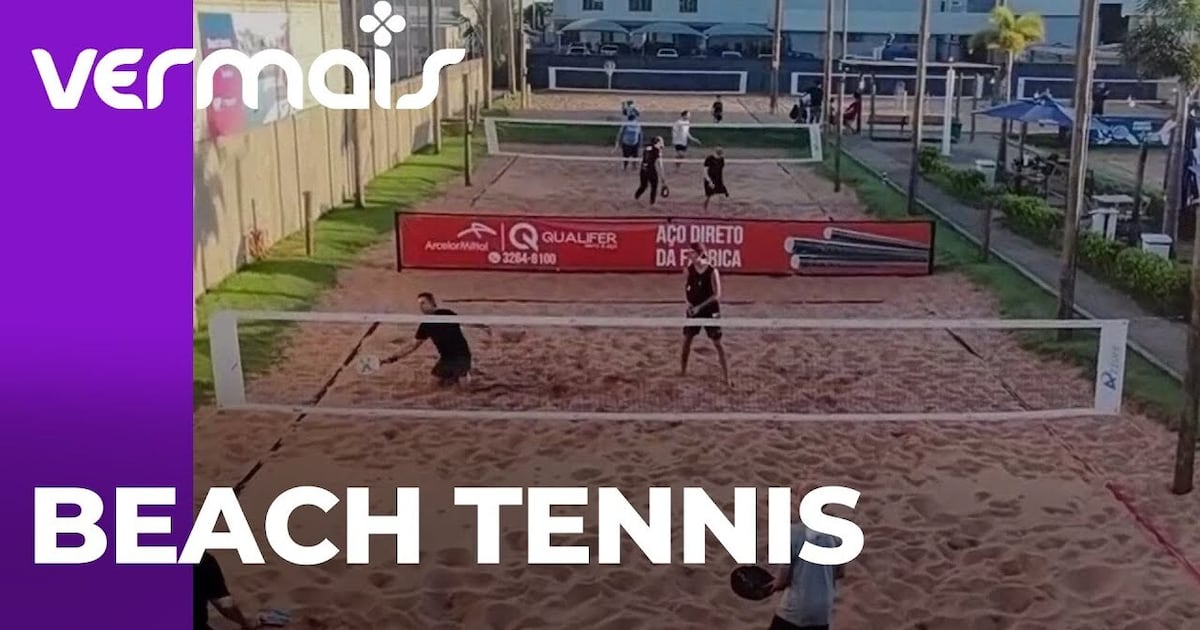 Equipamentos essenciais para beach tennis, incluindo raquete e bola em uma quadra de areia.