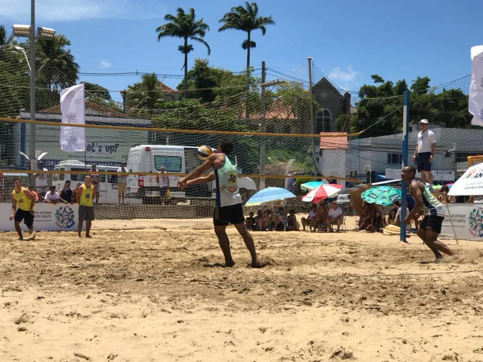 Praia de Anchieta com competições de beach tennis e futevôlei, atraindo atletas e turistas.