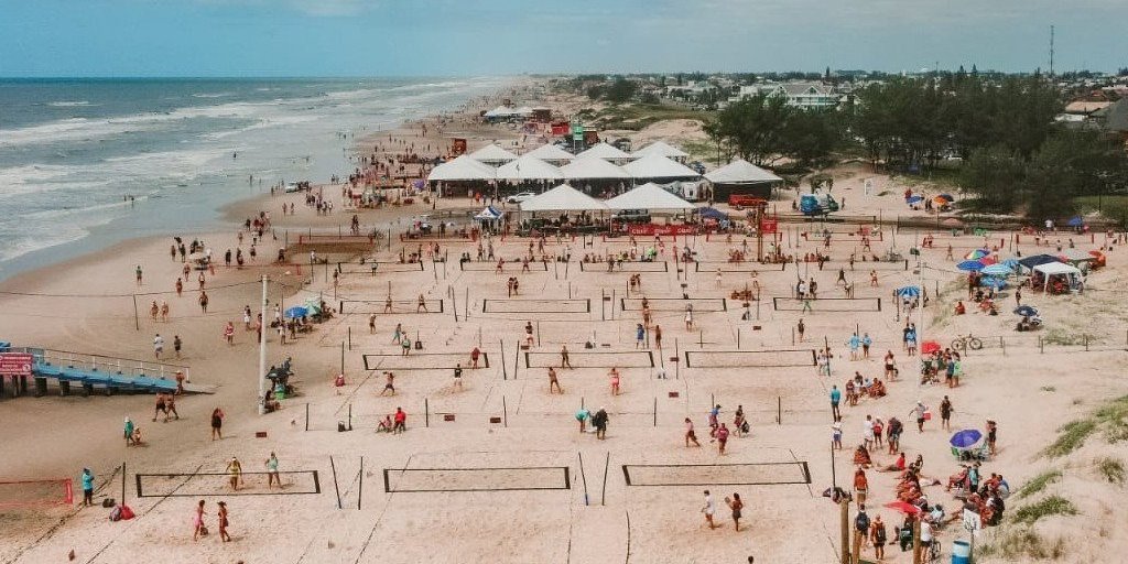 Atletas competindo no Beach Tennis Challenger Cup em Xangri-lá, com destaque para Hugo de León e Matías Guiñazu.