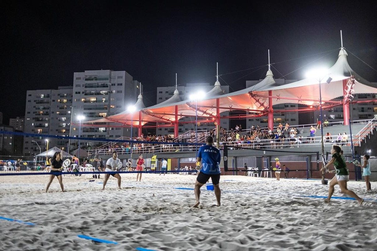 Atletas competindo no Duna Open de beach tennis na Arena Premium em São Luís, Maranhão.