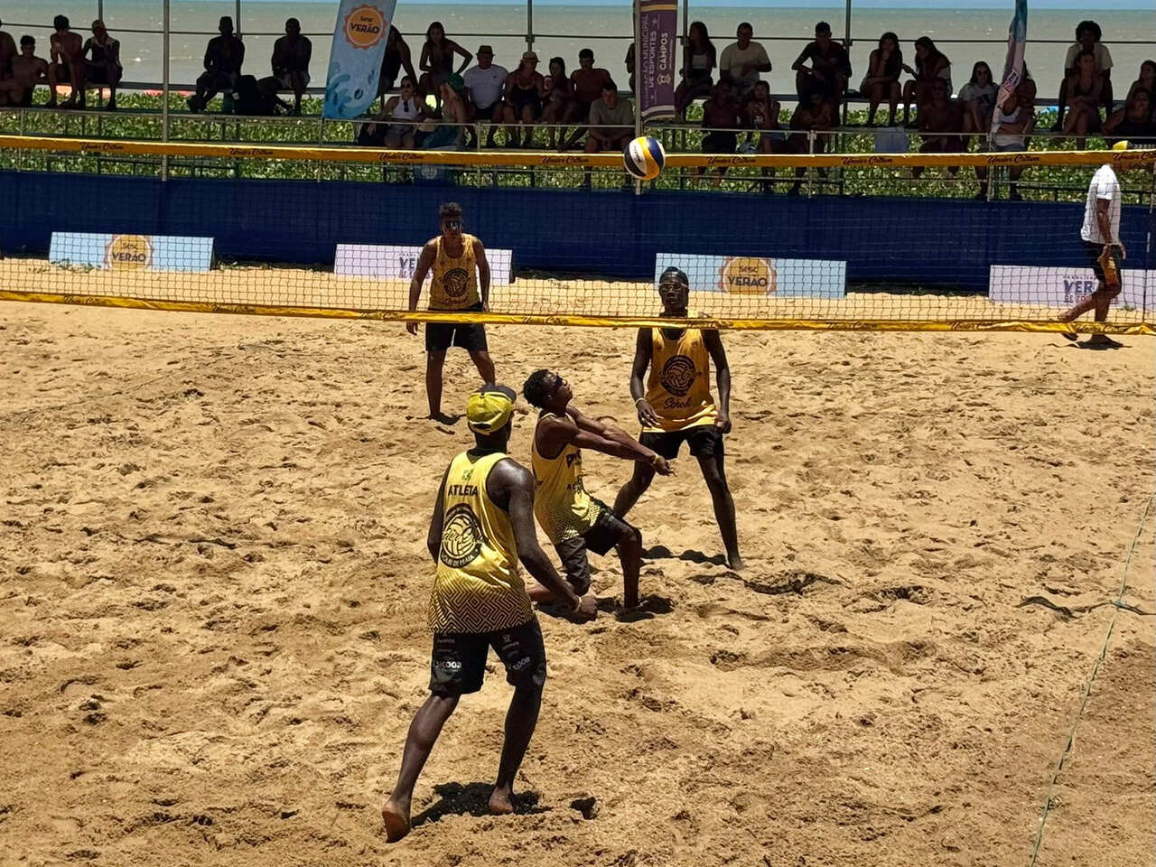 Participantes se divertindo em atividades esportivas na Arena de Esportes do Farol, incluindo Funcional, Altinha e Vôlei de Praia.