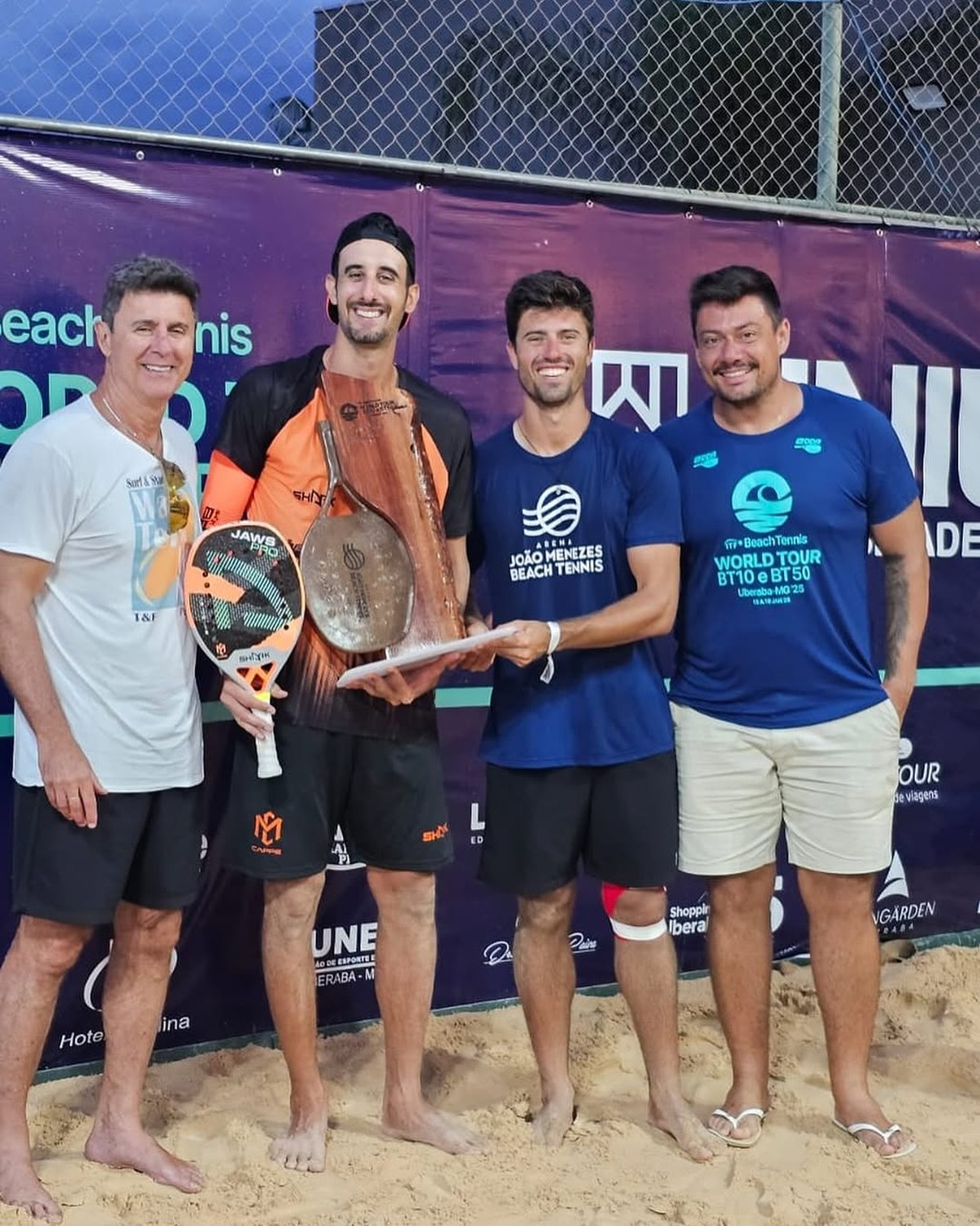 João Menezes celebrando vitória no beach tennis em torneio em Uberaba.